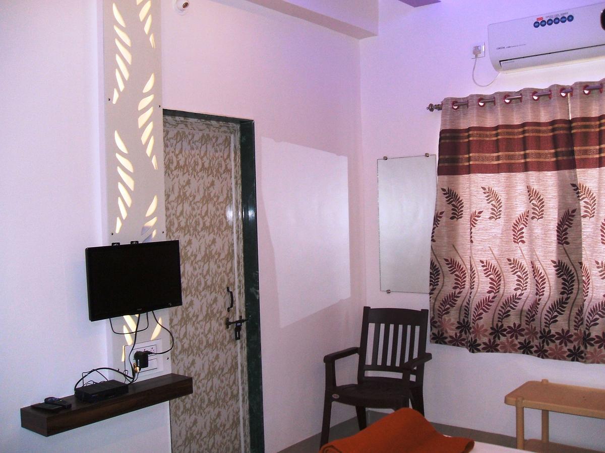 Yuvraj Lodge Osmanabad Exterior foto