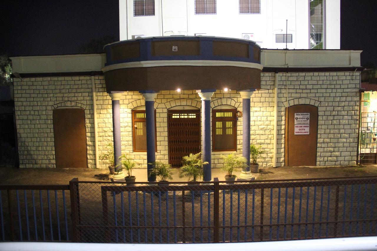 Yuvraj Lodge Osmanabad Exterior foto