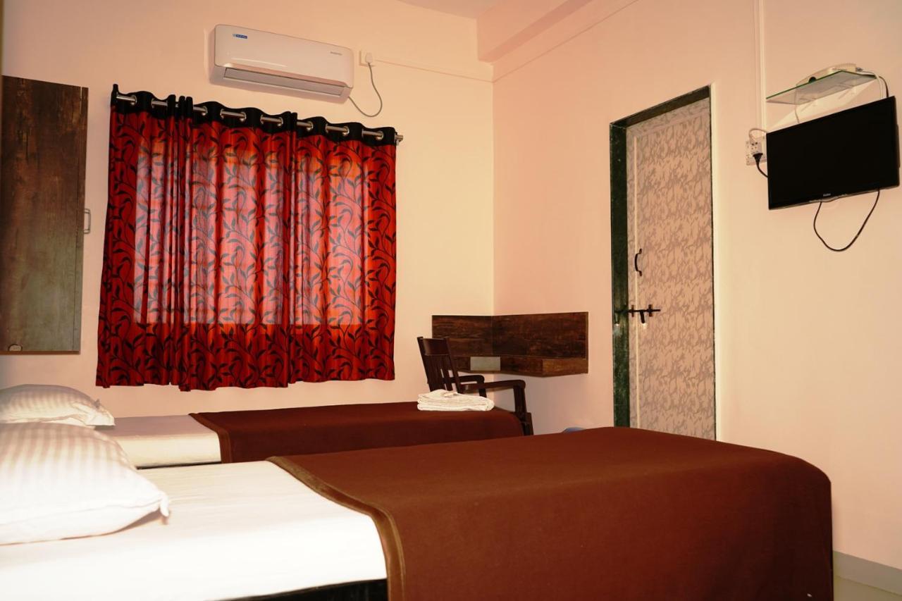 Yuvraj Lodge Osmanabad Exterior foto